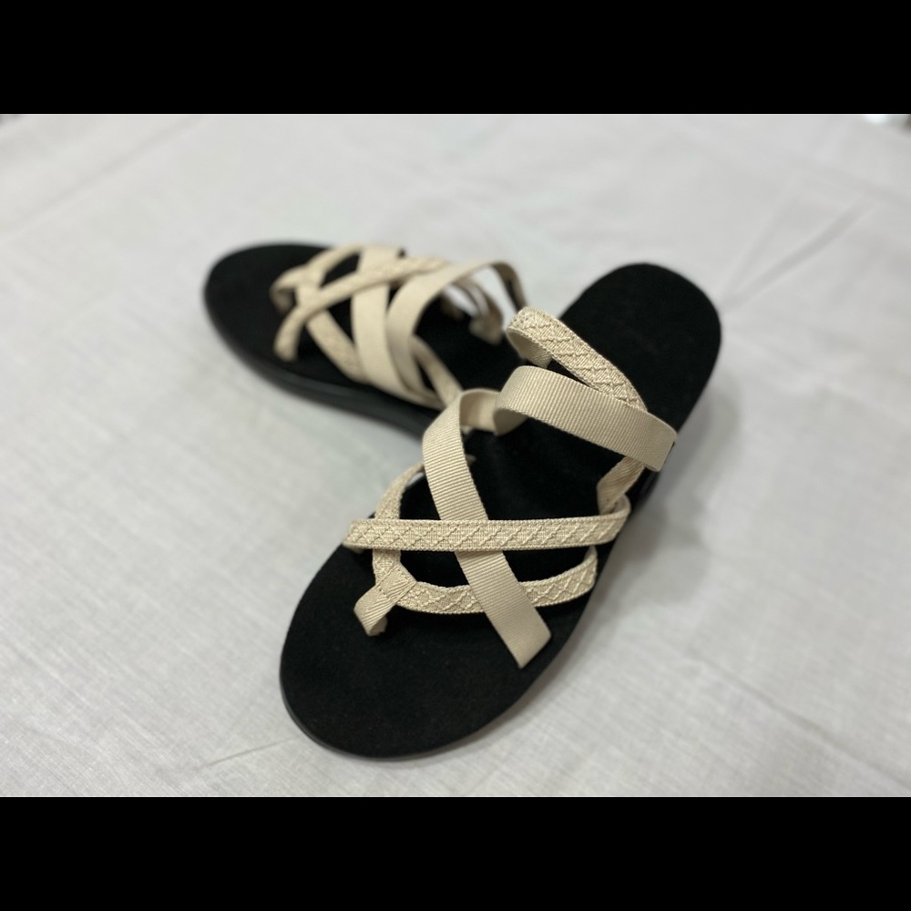 Teva  cream voya zillesa open toe sandals (size 11)